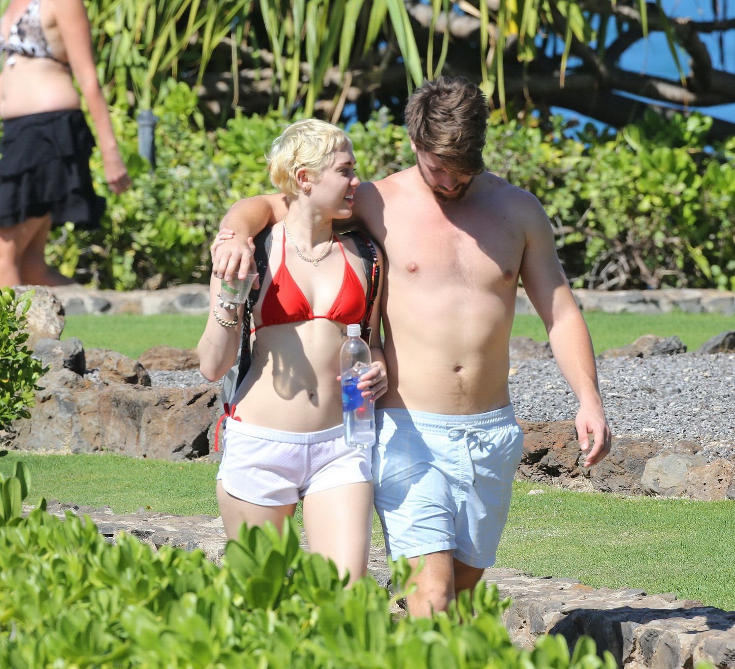 Miley cyrus con un diminuto bikini rojo y unos shorts transparentes en sus vacaciones en hawai
 #75175093
