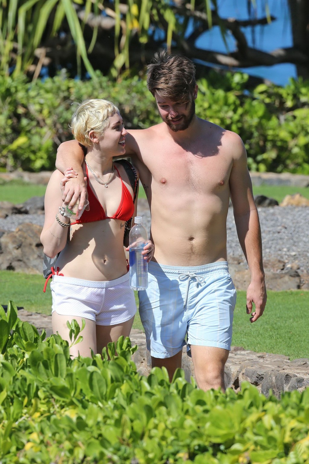 Miley Cyrus trägt einen winzigen roten Bikini und durchsichtige Shorts bei einem Urlaub in Hawaii
 #75175098