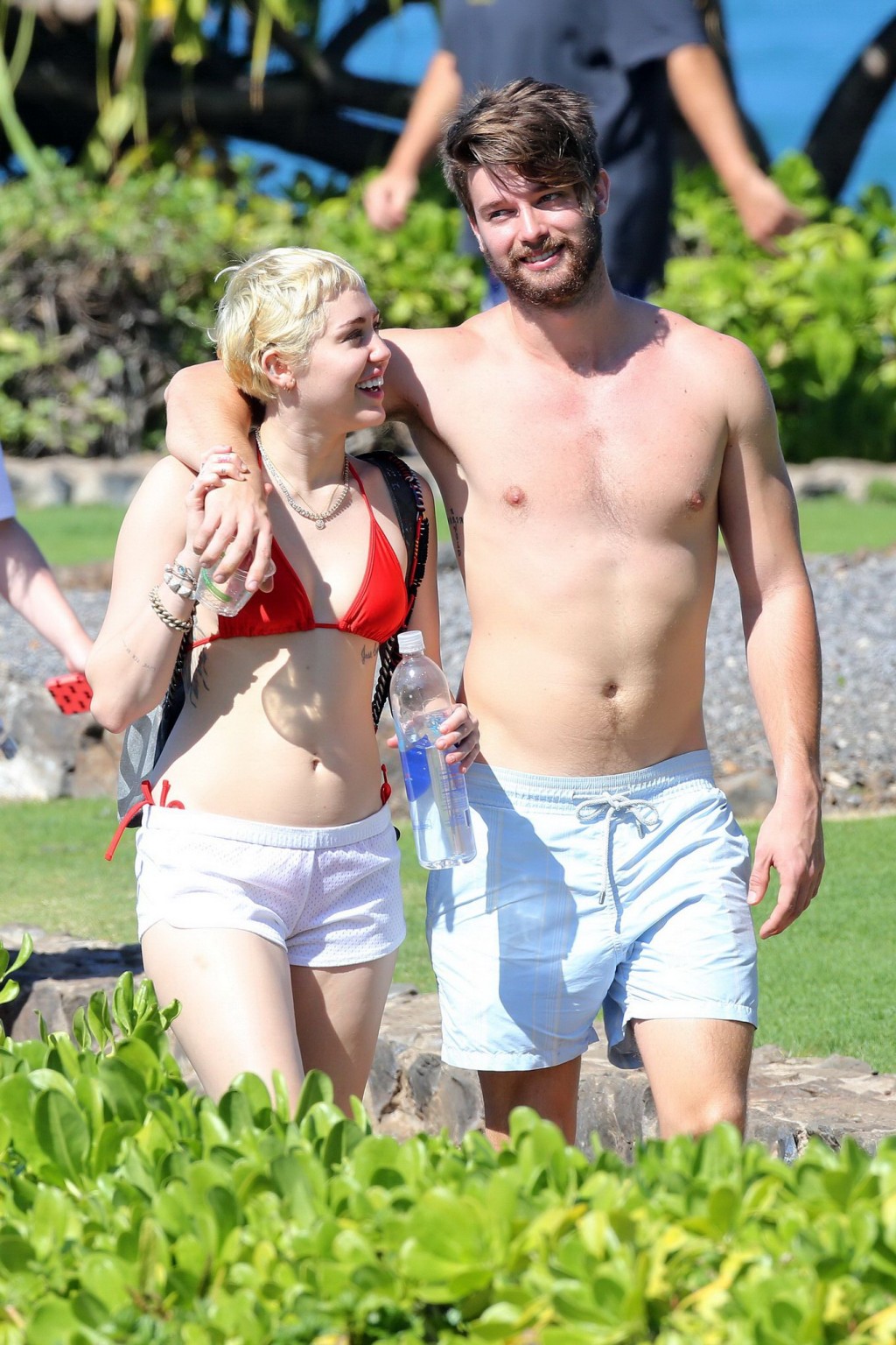 Miley cyrus con un diminuto bikini rojo y unos shorts transparentes en sus vacaciones en hawai
 #75175111