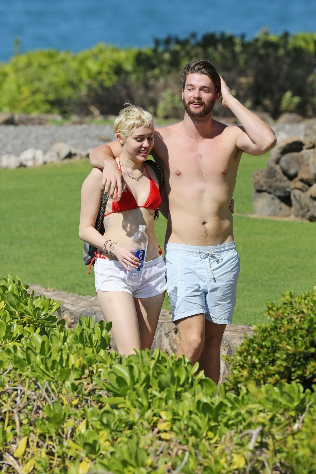 Miley Cyrus trägt einen winzigen roten Bikini und durchsichtige Shorts bei einem Urlaub in Hawaii
 #75175117