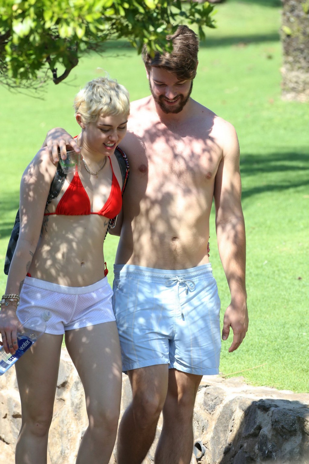 Miley Cyrus portant un minuscule bikini rouge et un short transparent en vacances à Hawaii.
 #75175127