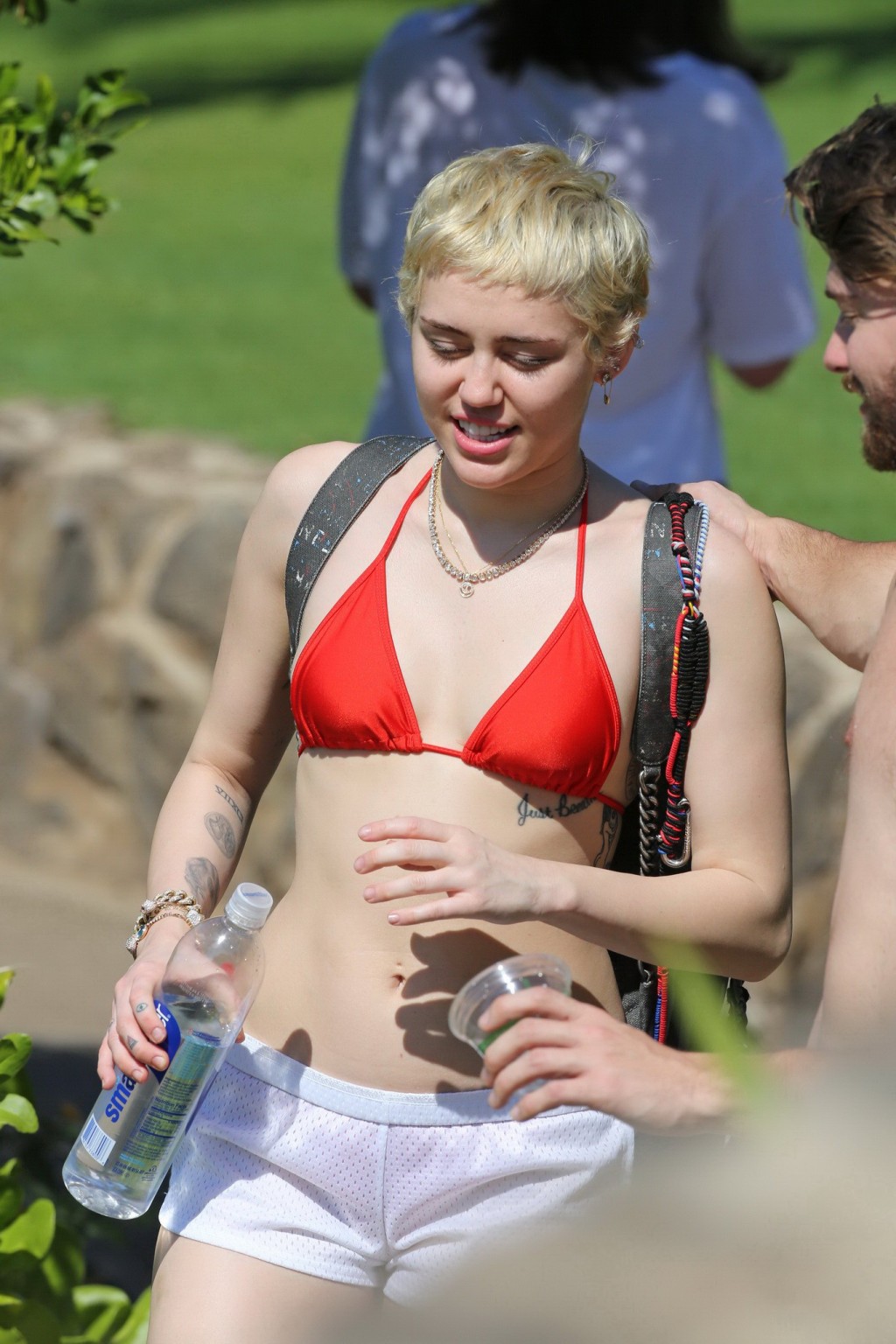 Miley Cyrus trägt einen winzigen roten Bikini und durchsichtige Shorts bei einem Urlaub in Hawaii
 #75175145