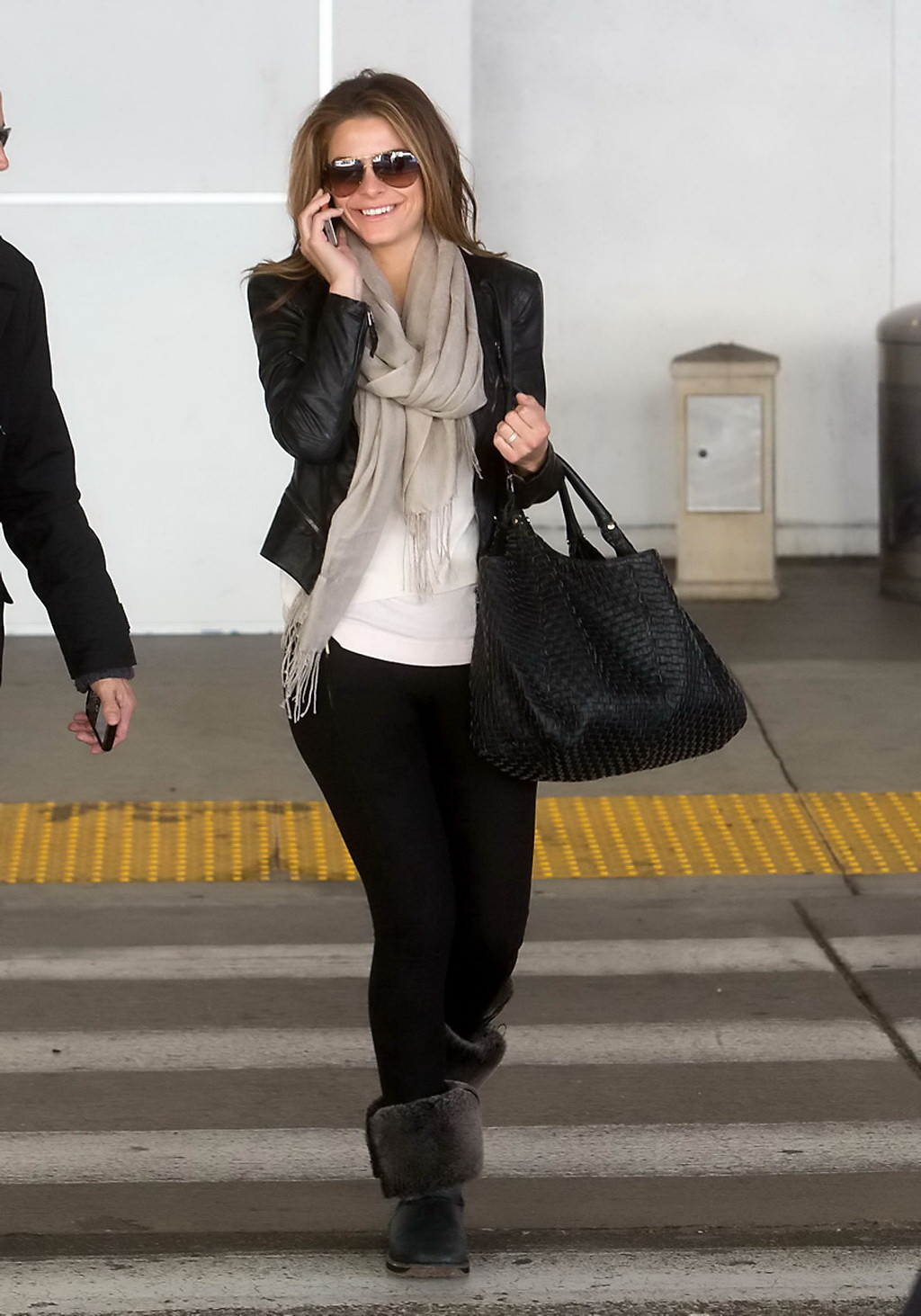 Maria menounos mostrando su culo en mallas en el aeropuerto de lax
 #75238202