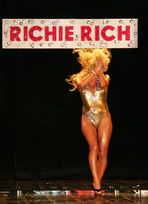 Pamela anderson zeigt ihren perfekten Körper im goldenen Badeanzug auf der Bühne
 #75403029