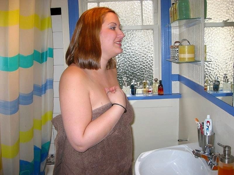Frecher fetter Amateur duscht und wäscht ihre Muschi
 #75476962