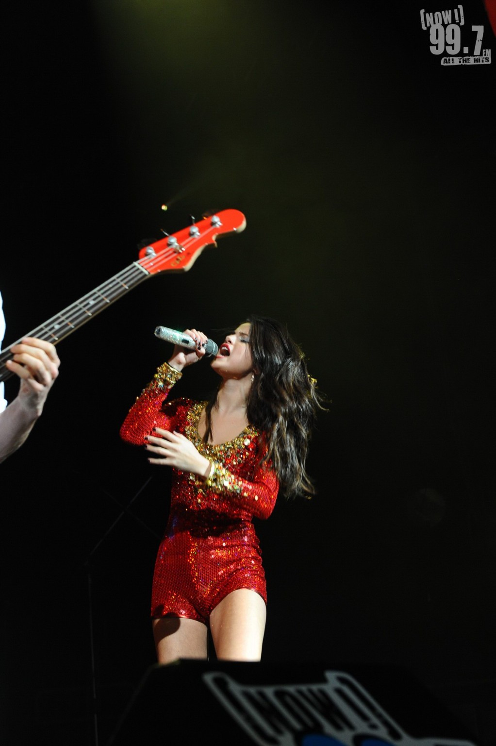 Selena gomez en traje rojo escaso actuando en el 99.7 triple ho show en san j
 #75278744