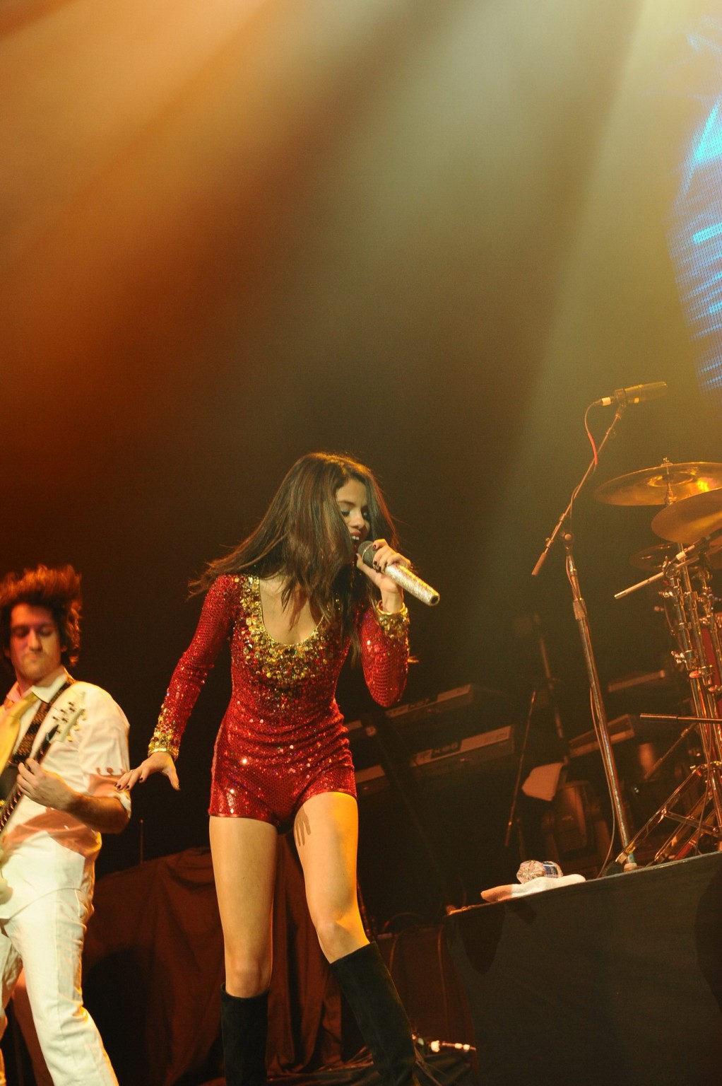 Selena Gomez in abito rosso striminzito che si esibisce al 99.7 triple ho show a San J
 #75278758