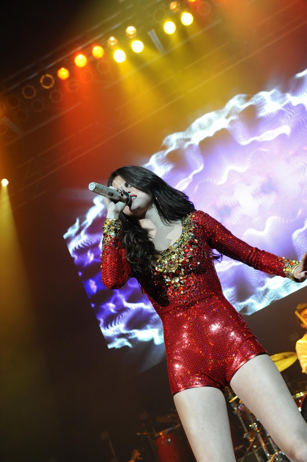 Selena gomez en traje rojo escaso actuando en el 99.7 triple ho show en san j
 #75278772
