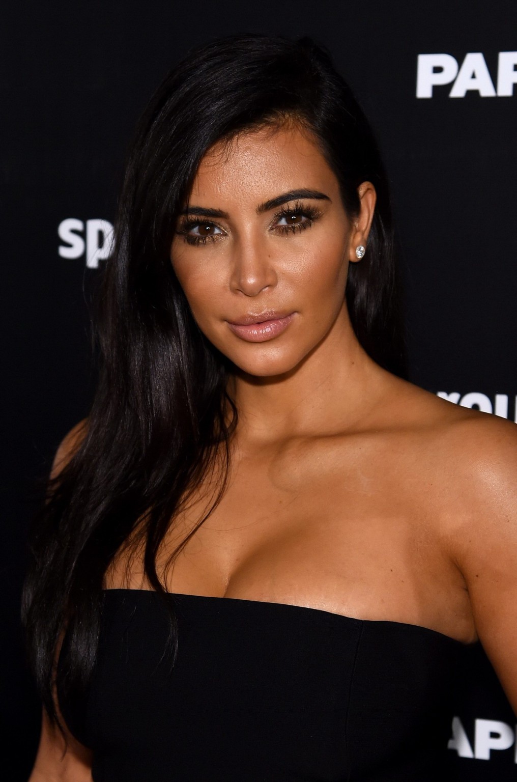 Kim kardashian en buste portant un haut moulant au magazine paper break the internet
 #75178817
