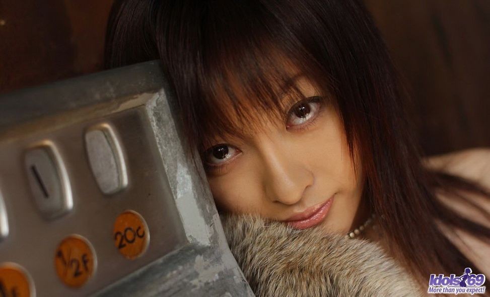 Modelo japonesa tetona sakura shiratori mostrando su cuerpo
 #69738861