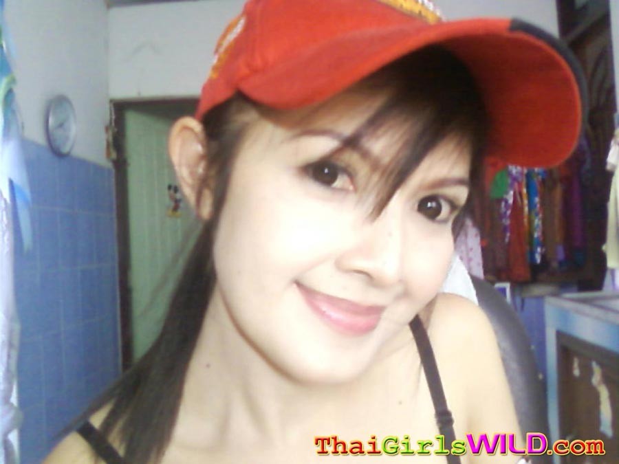Une jeune fille thaïlandaise posant dans différents soutiens-gorge
 #69753747