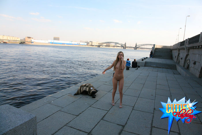 Une jeune exhibitionniste montre son corps sur la berge d'une rivière.
 #71565348