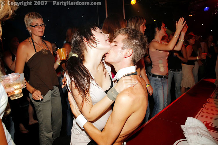 Des filles ivres et excitées sucent et baisent à une fête.
 #76827673
