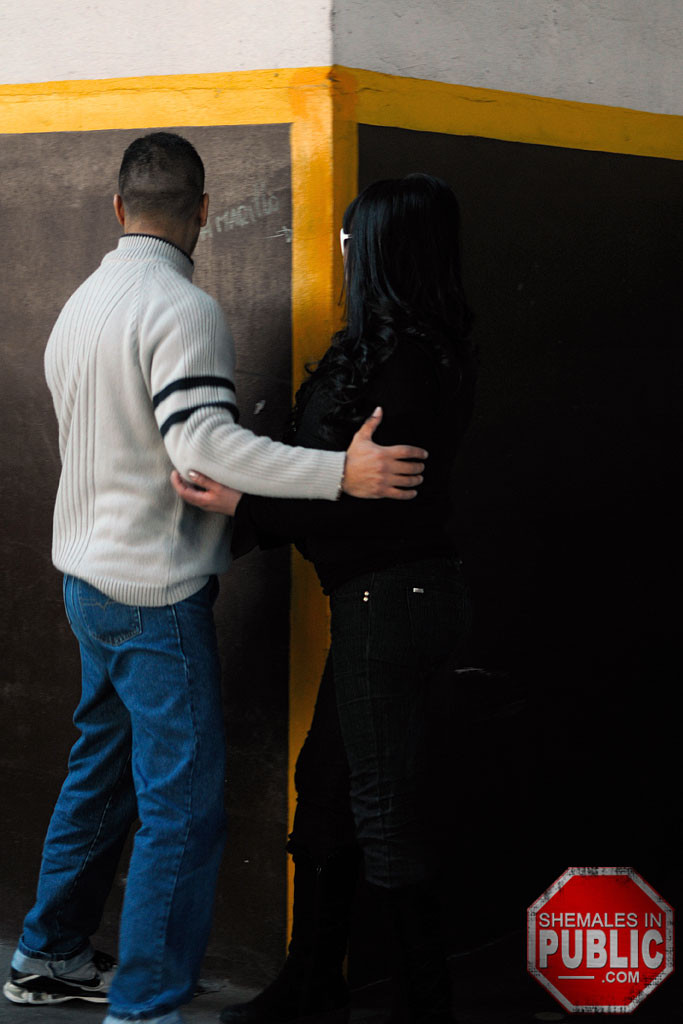 Tarde en la noche después de una noche de diversión en un club a veces quieres follar
 #77924043