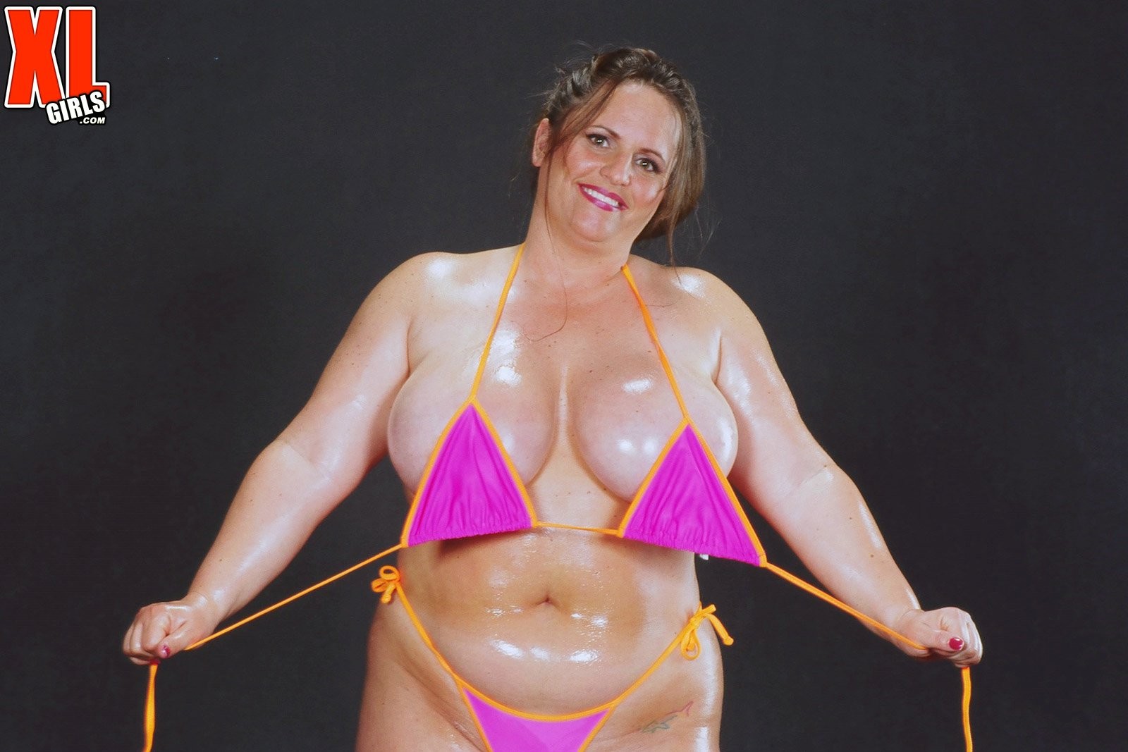 Bbw Pornostar eingeölt im Bikini
 #73137410