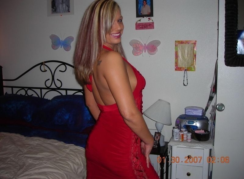 Joven adorable casey burlándose y mostrando el coño mojado afeitado
 #79399418