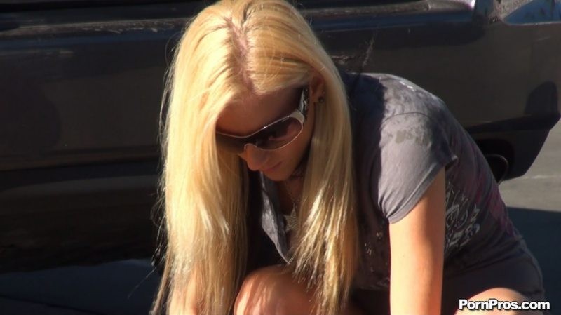 Une blonde amateur se fait crémer dans une station service.
 #78604891