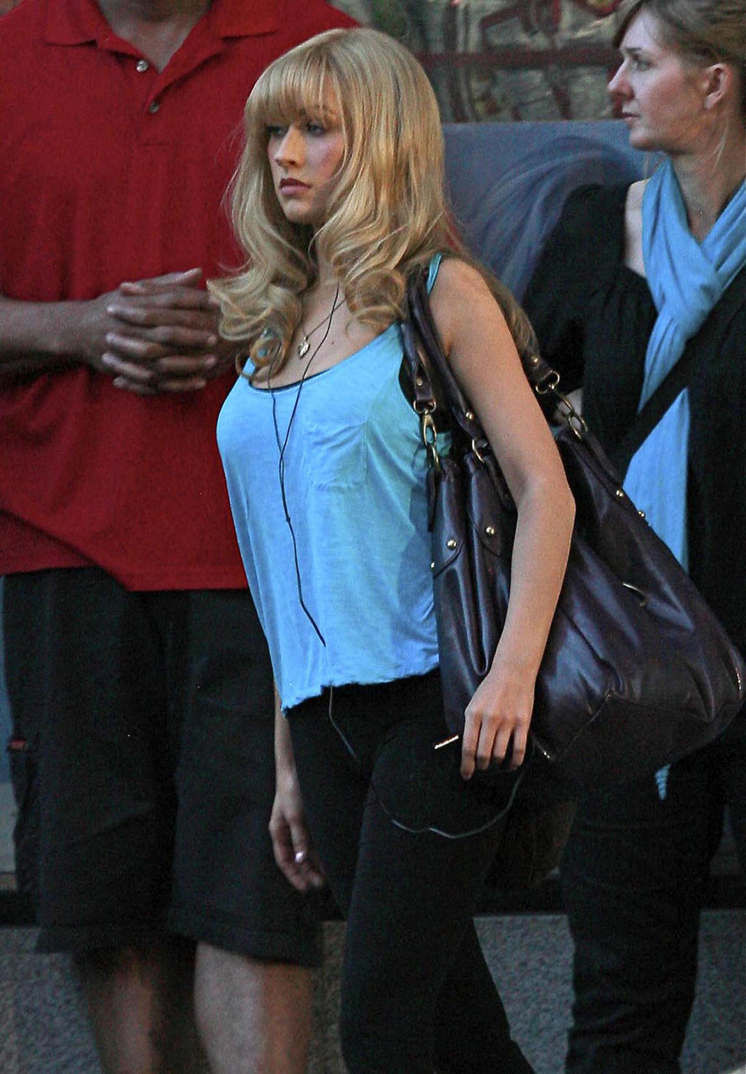 Christina Aguilera guardando sexy in jeans e mostrando le gambe sexy in gonna
 #75364122
