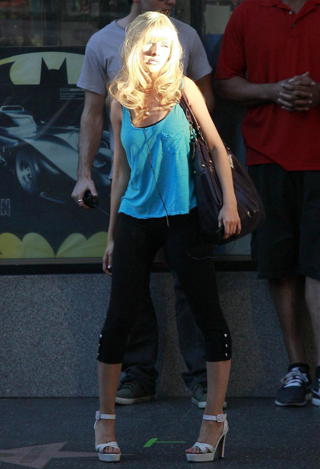 Christina Aguilera guardando sexy in jeans e mostrando le gambe sexy in gonna
 #75364134