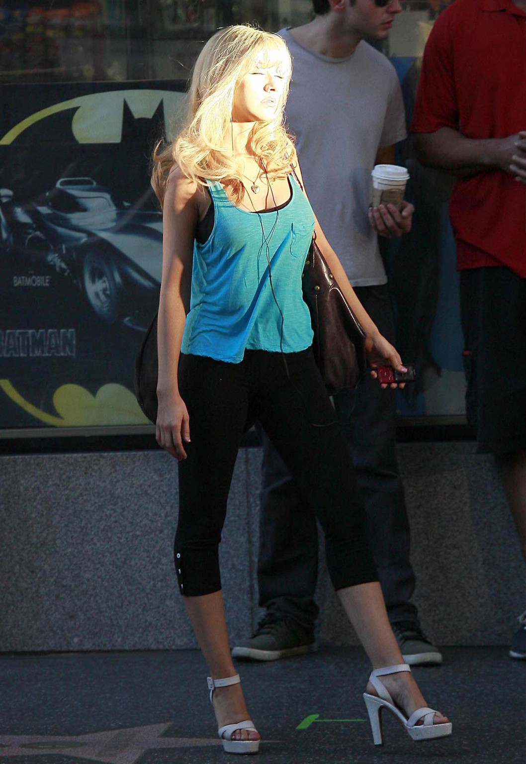 Christina Aguilera guardando sexy in jeans e mostrando le gambe sexy in gonna
 #75364146
