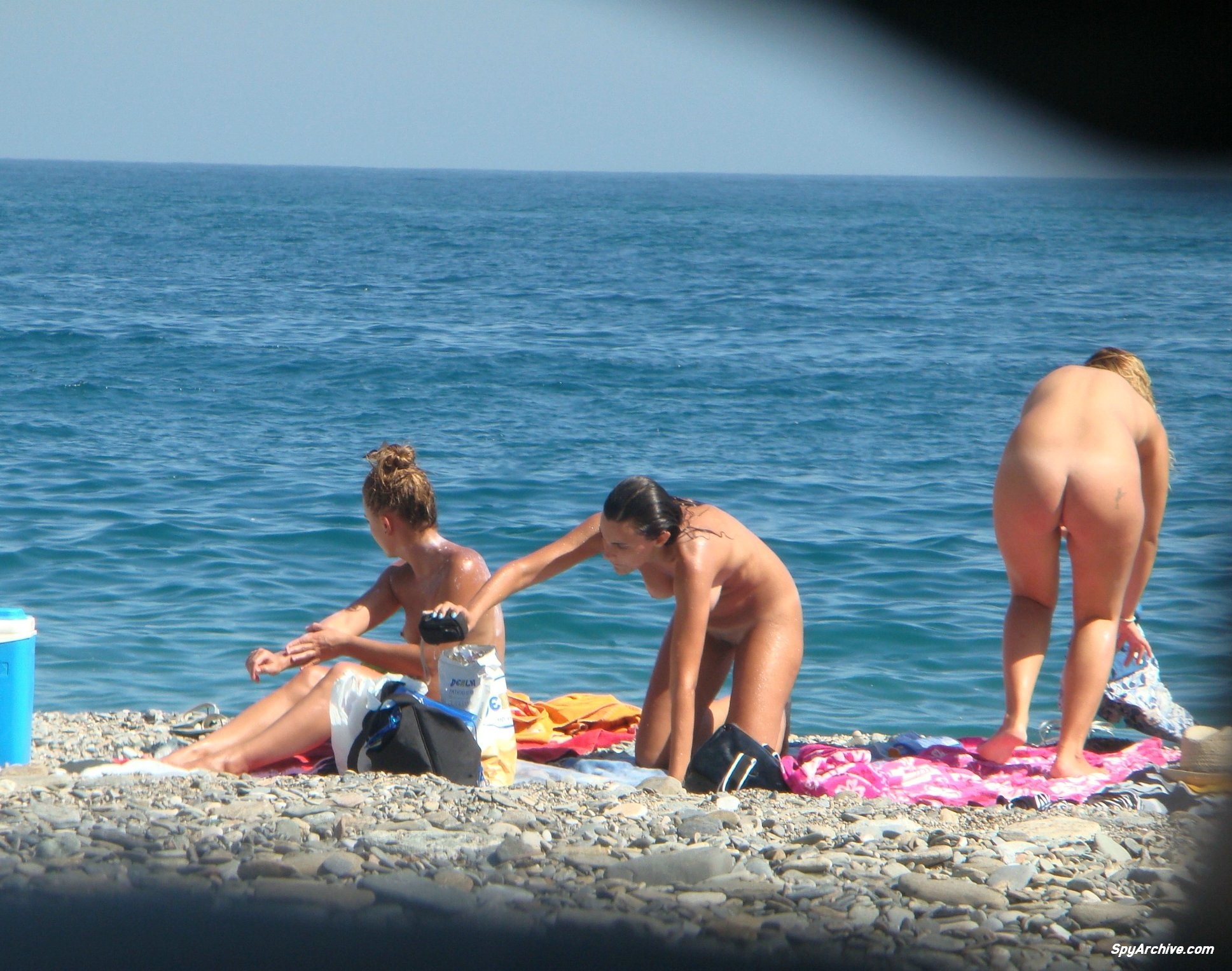 Photos d'espionnage d'une fille chaude et nue qui s'étale à la plage
 #70755169