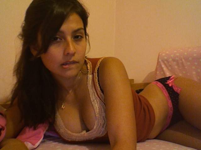 Photos d'une jeune fille amateur nue sur son lit
 #77078091