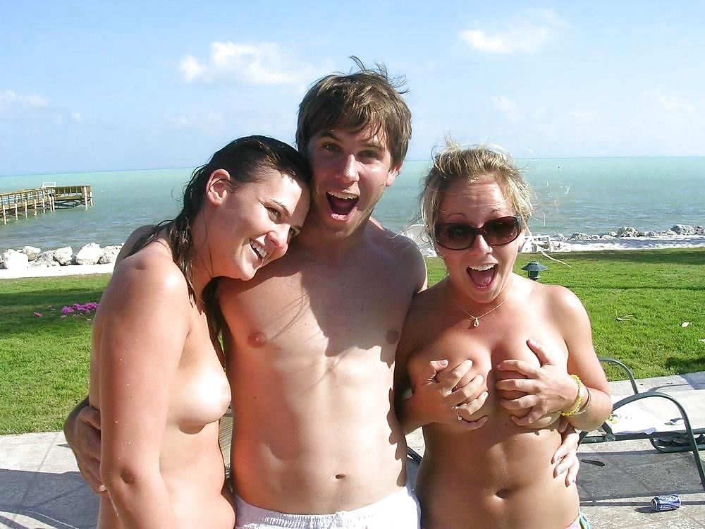 La plage nudiste fait ressortir le meilleur de deux ados sexy #72243389