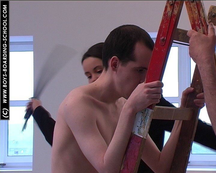 Dos hombres desnudos sosteniendo escaleras siendo azotados por la femdom vestida
 #67172271