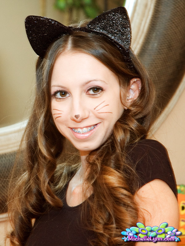 Amateur michelle lynn haciendo un truco de halloween
 #78683485