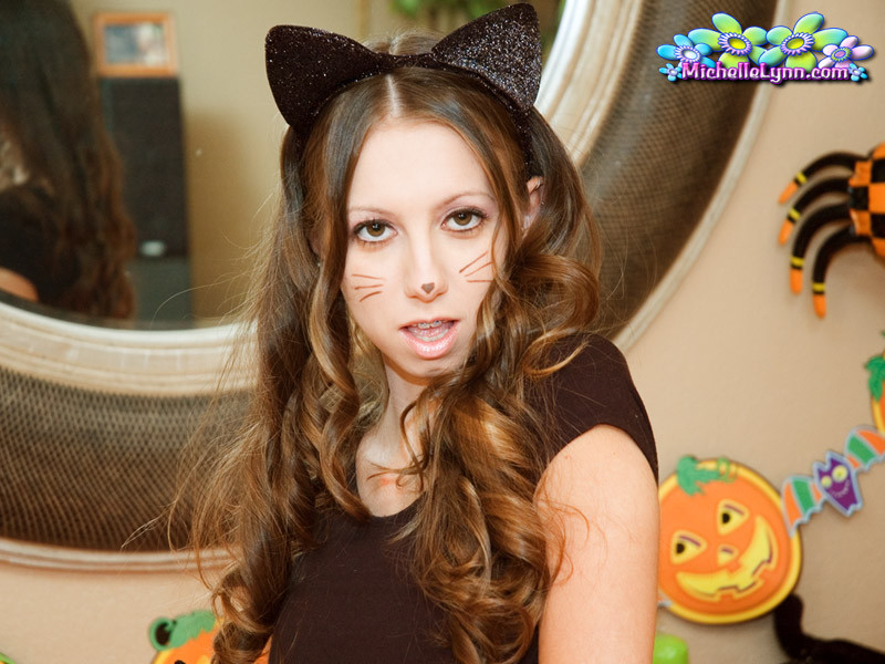 Amateur michelle lynn haciendo un truco de halloween
 #78683504