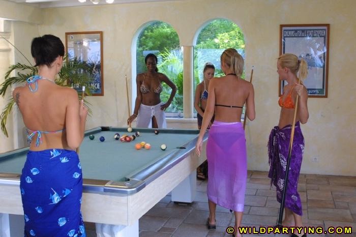 Cinco lesbianas juegan una partida de billar
 #72322983