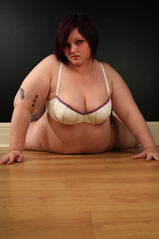 Hefty slut Milla Monroe squeezing her soft super sized titties #75518104