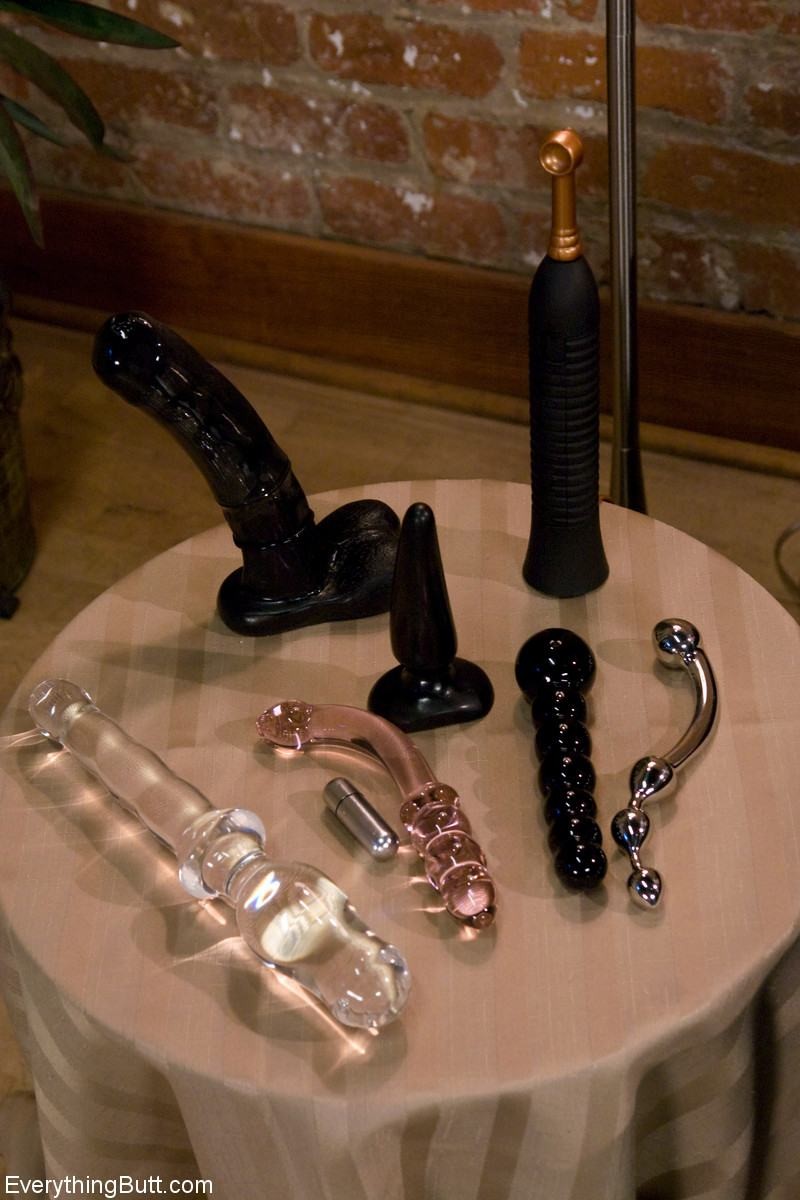 セクシーなブルネットのベイブが、様々な肛門用のおもちゃで彼女のタイトなお尻の穴を貫通する
 #68809923