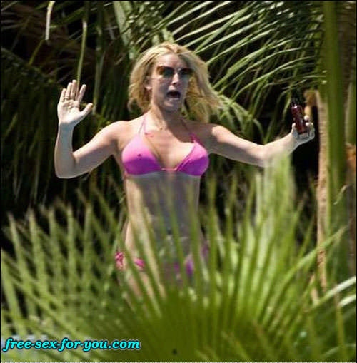 Jessica Simpson posiert im Bikini und durchsichtigen Kleidungsstücken
 #75433226
