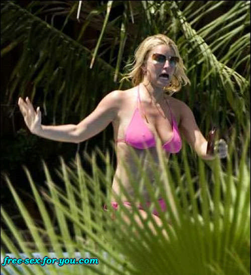 Jessica simpson posando en bikini y vestido transparente
 #75433230