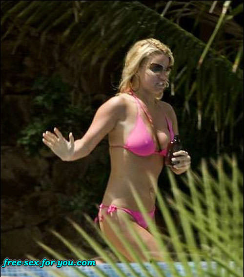 Jessica simpson posando en bikini y vestido transparente
 #75433239