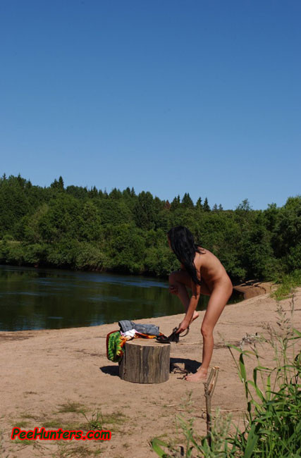 Excitante joven orinando desnuda cerca del lago
 #78615728