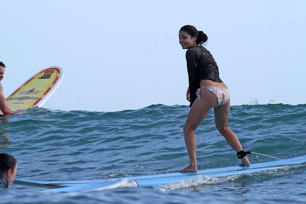 Vanessa hudgens surfen und zeigen fucking sexy Arsch im Bikini
 #75329234