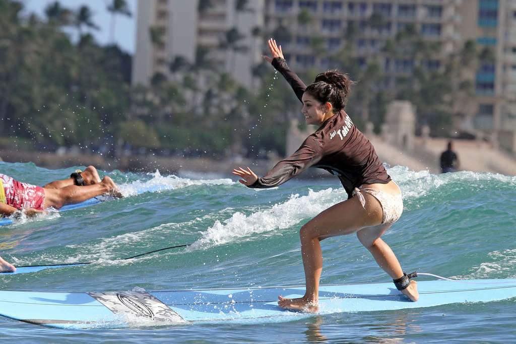 Vanessa hudgens surf e mostrando cazzo di culo sexy in bikini
 #75329238