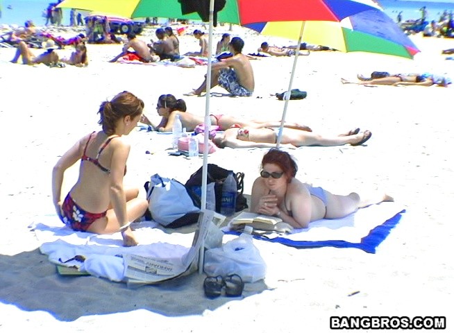 La bellezza della spiaggia mostra la figa africana al ragazzo bianco ricco
 #73413455