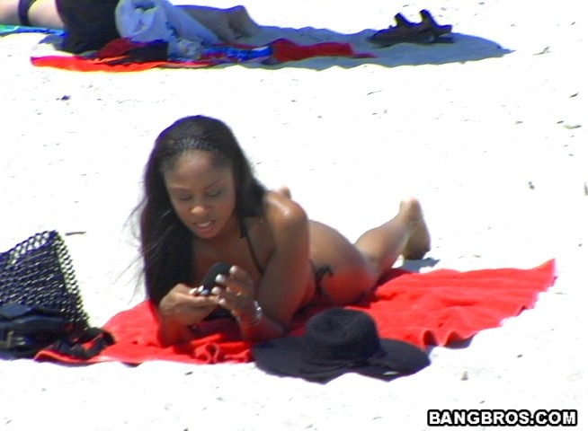 ビーチの美女がアフリカのマンコを白人のリッチボーイに見せつける
 #73413469