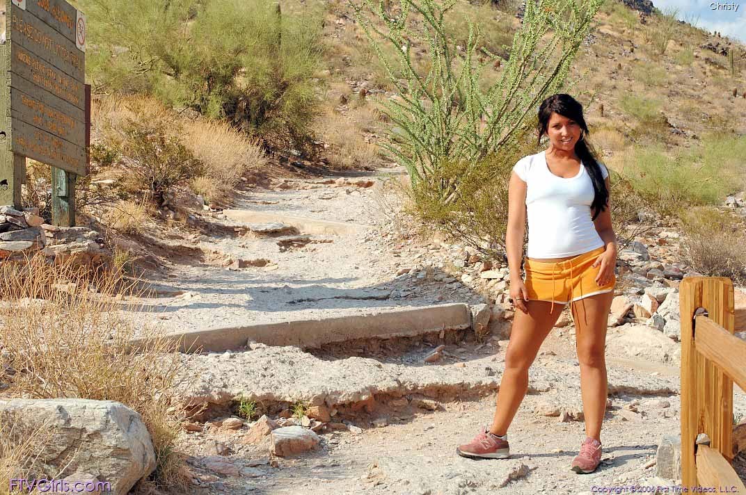 Brune à forte poitrine montrant son corps chaud en plein air
 #75004449