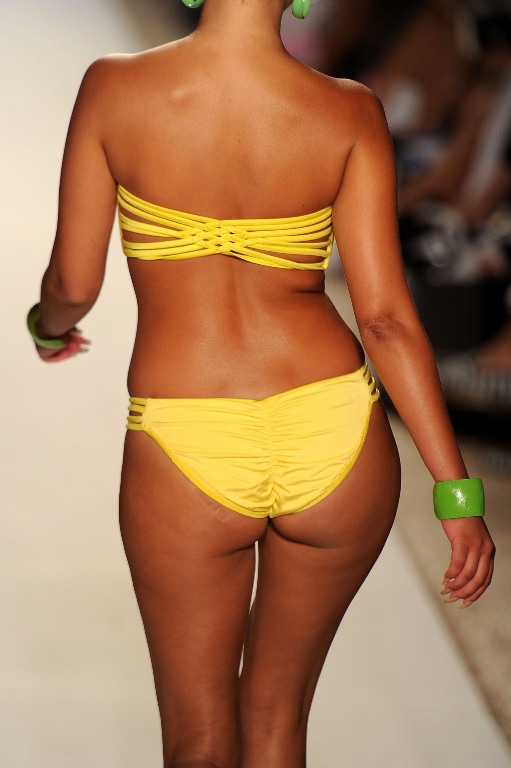 Adrienne Bailon trägt sexy Badeanzüge haben Glauben und nicolita Mode zeigt
 #75295523