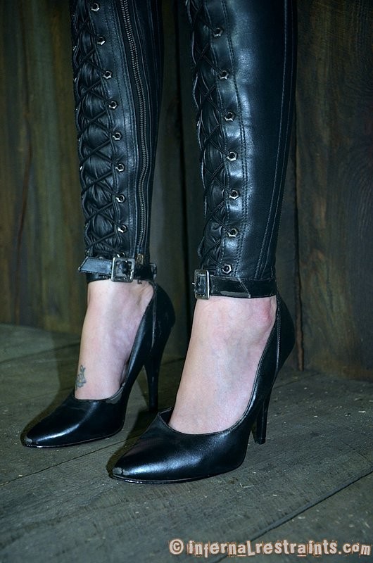 Hailey young in leder bondage schreit auf high heels
 #72033688