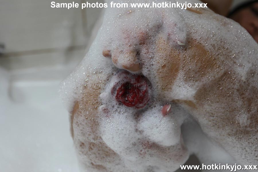 Kinky jo in der Badewanne zeigt uns ihren Analprolaps und fickt sich dann selbst mit der Faust i
 #68334195