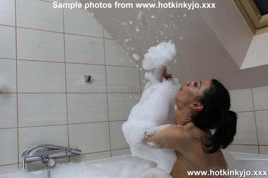 Kinky jo in der Badewanne zeigt uns ihren Analprolaps und fickt sich dann selbst mit der Faust i
 #68334203