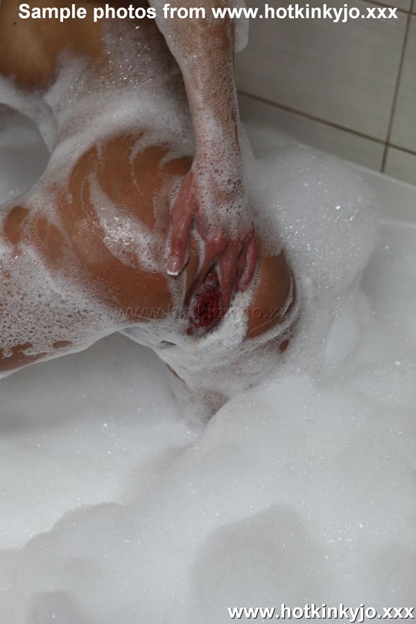 Kinky jo in der Badewanne zeigt uns ihren Analprolaps und fickt sich dann selbst mit der Faust i
 #68334236
