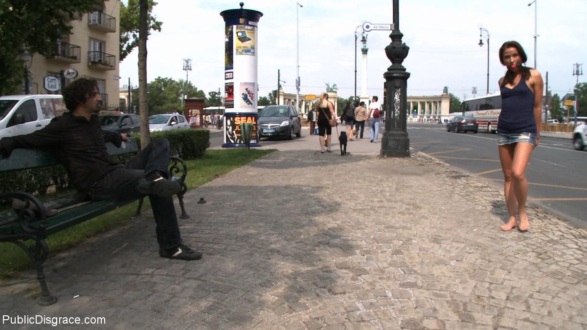 Nena se desnuda, se ata y se folla al aire libre en lugares públicos
 #71976134