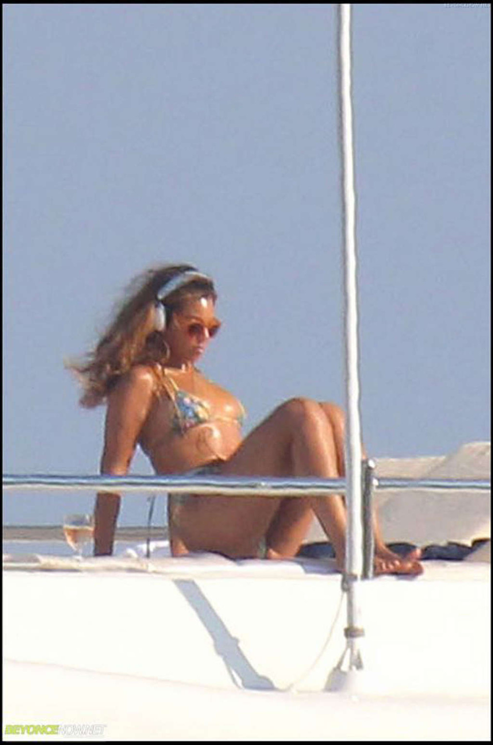 Beyonce Knowles Exposing Sexy Bikini Body And Nice Upskirt Photos