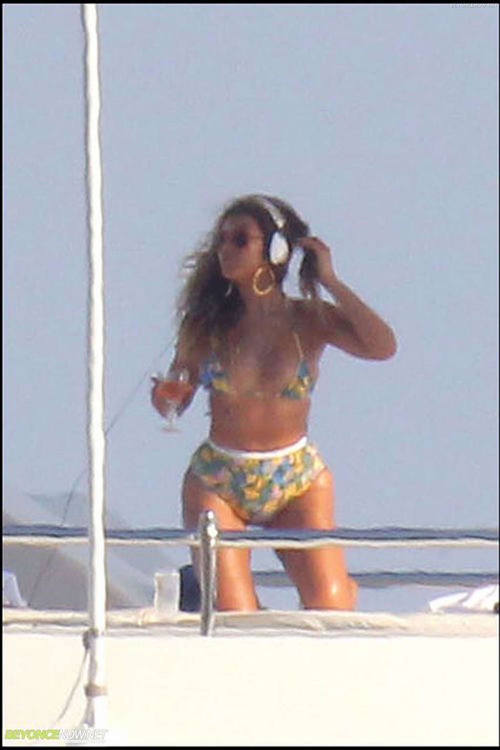 Beyonce Knowles entblößt sexy Bikini Körper und schöne upskirt Fotos
 #75333445